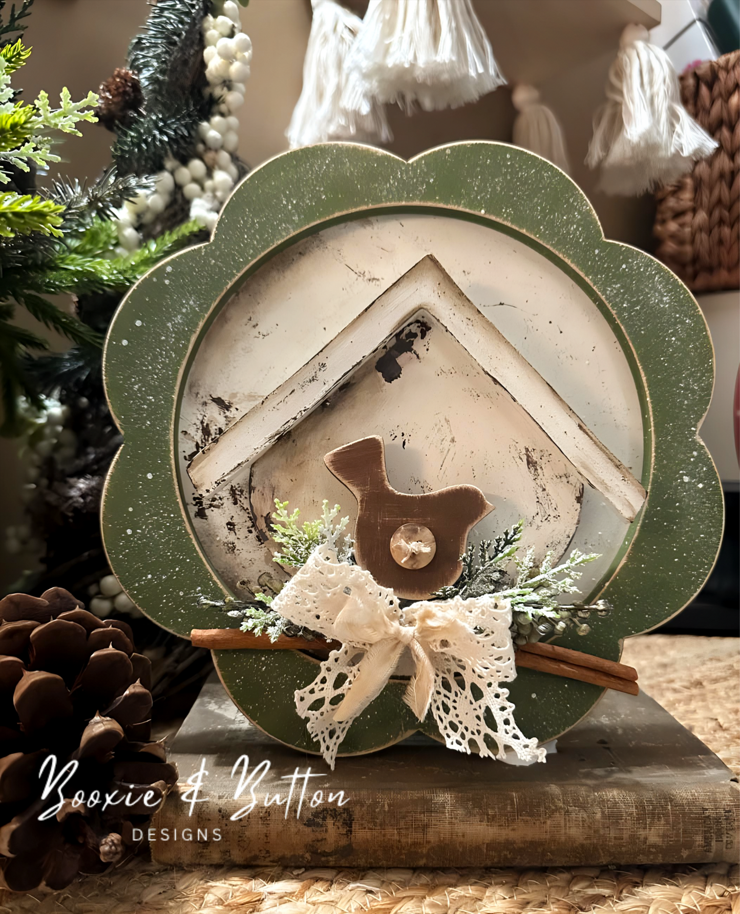 Scallop plate decorative shelf leaner