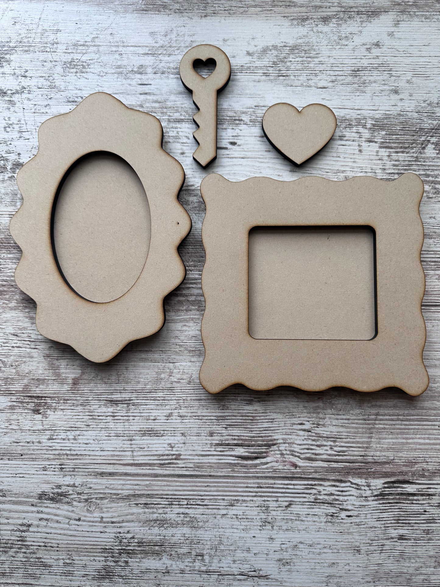 Scalloped decorative frame set
