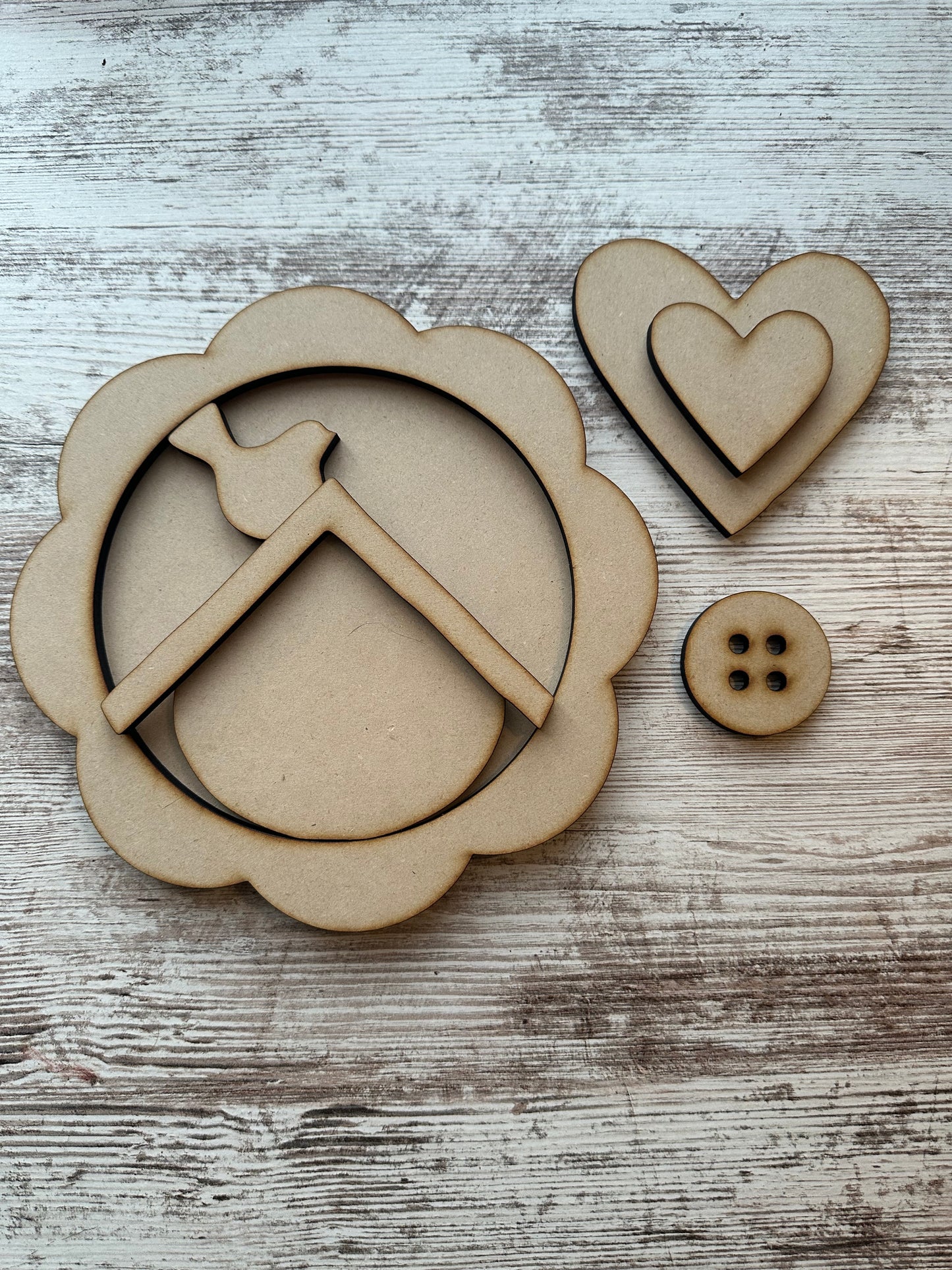 Scallop plate decorative shelf leaner