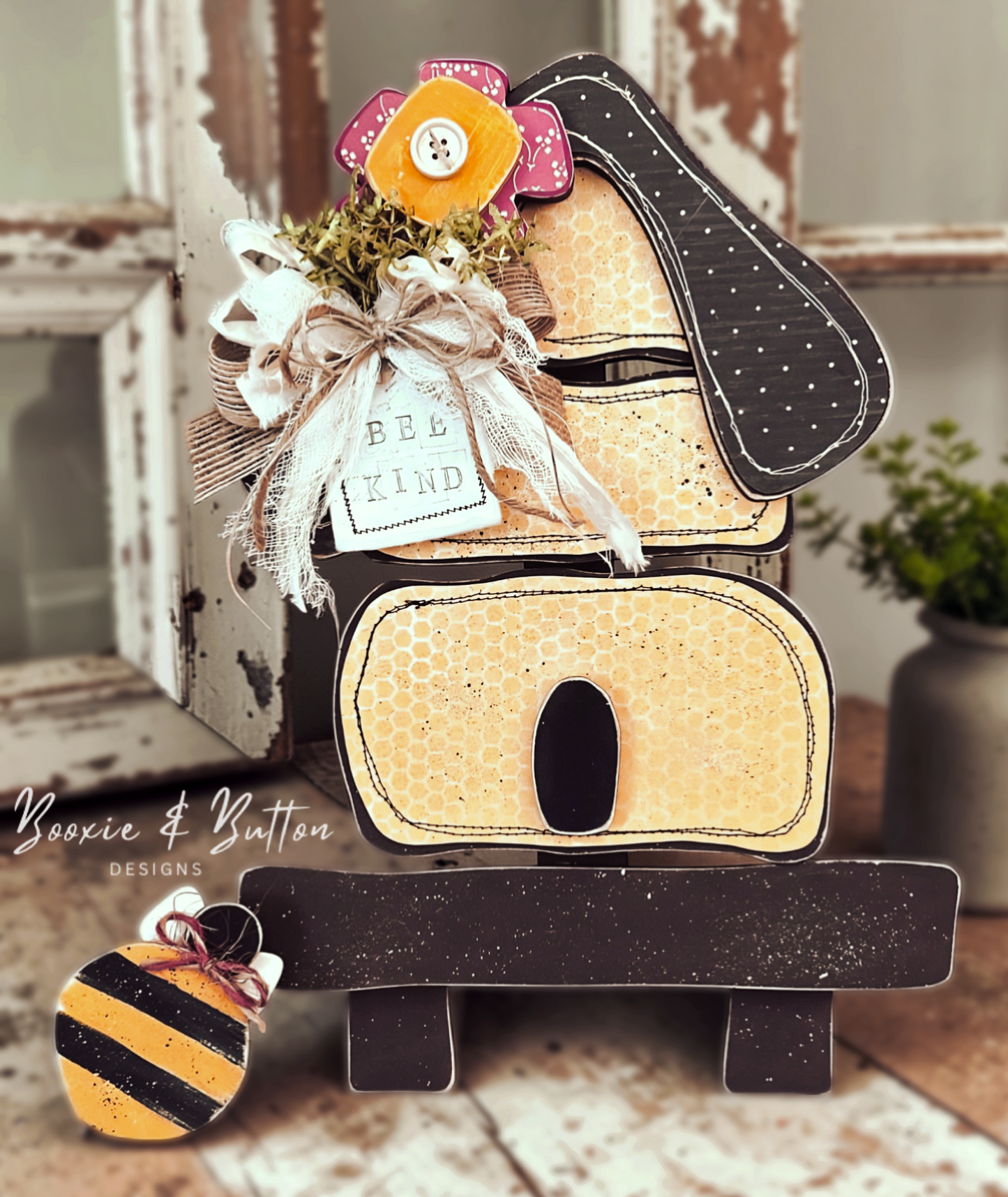 Bee hive house leaner